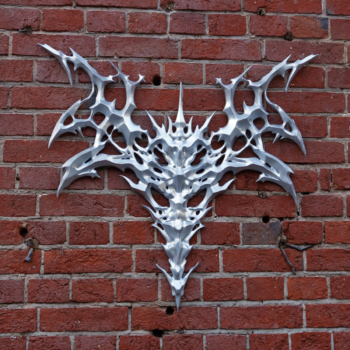 рельефное панно рокдекор R2 на кирпичной стене при рассеяном свете