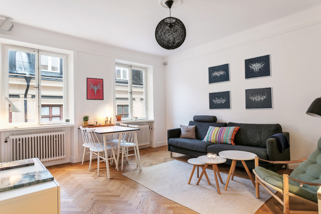 Панно рокдекор в рамках в белой комнате