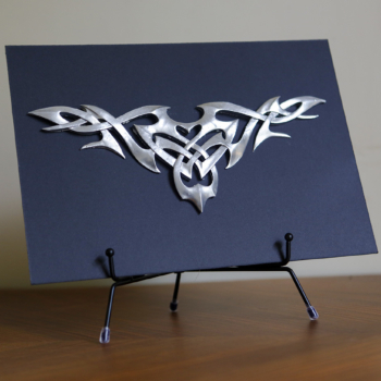 Рельеф R1 ROCKDECOR на подложке на подставке на столе