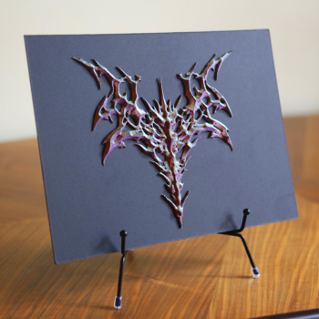 Рельеф R2 ROCKDECOR 3-х цветный на подложке на столе близкий ракурс