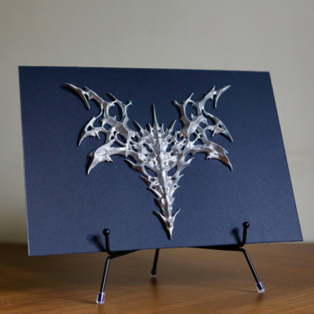 Рельеф R2 ROCKDECOR на подложке на столе