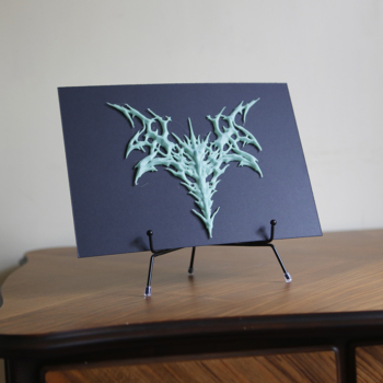 Рельеф R2 ROCKDECOR флюоресцентный зеленый на подложке на столе