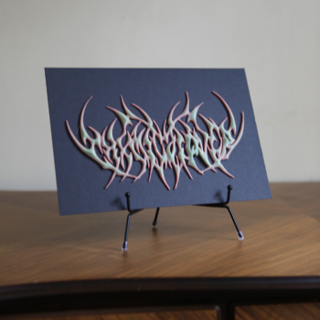 Рельеф R4 ROCKDECOR флюоресцентный зеленый на подложке на столе на подставке